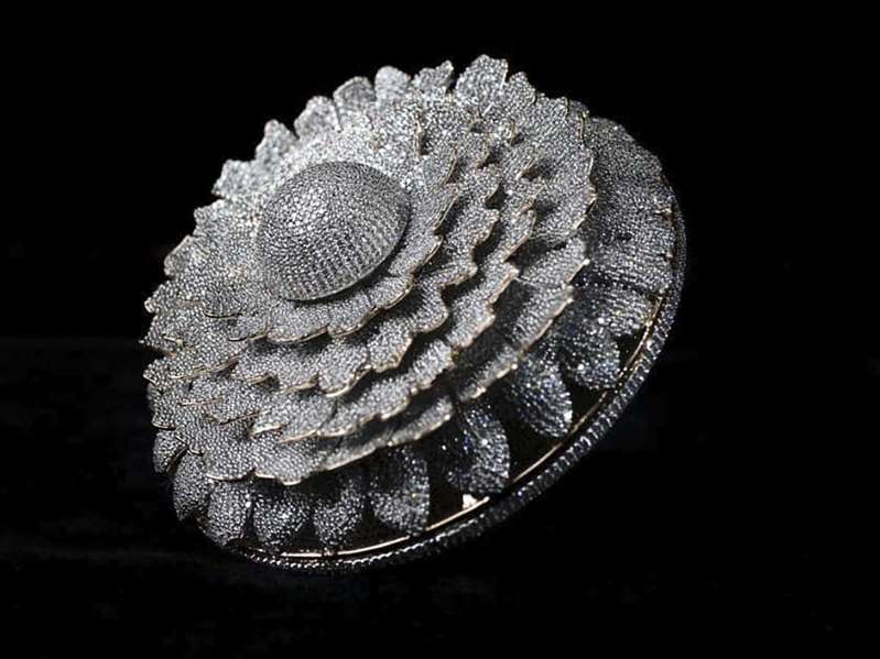 Joyero diseña anillo con más de 12 mil diamantes incrustados