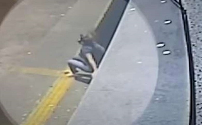 (VIDEO) Mujer salta por la ventana de su edificio para evitar abuso