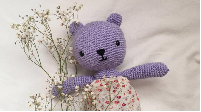 Los adultos también pueden dormir con peluches, podría ser algo bueno: Expertos