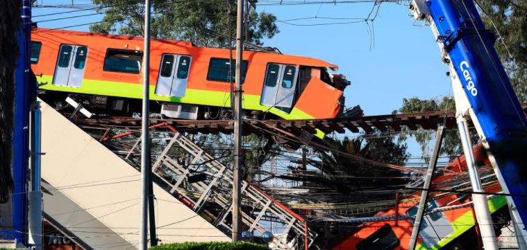 Familiares de víctimas de L12 del Metro presentan denuncia por homicidio doloso