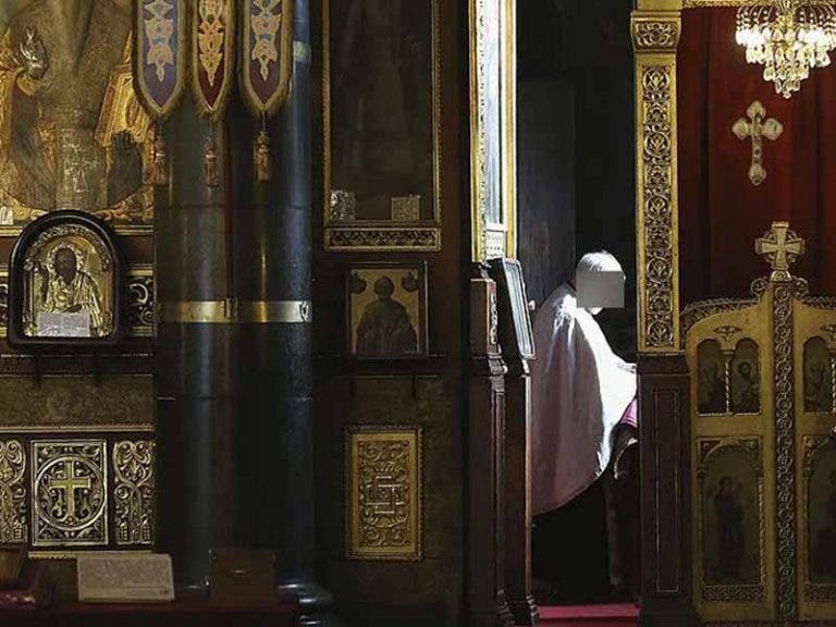 Sorprenden a sacerdote teniendo intimidad en el altar de una iglesia