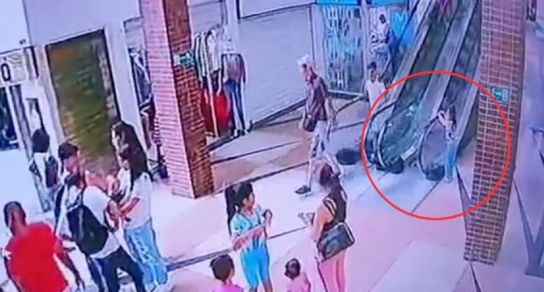 VIDEO: Niña cae de un segundo piso y es atrapada por un hombre