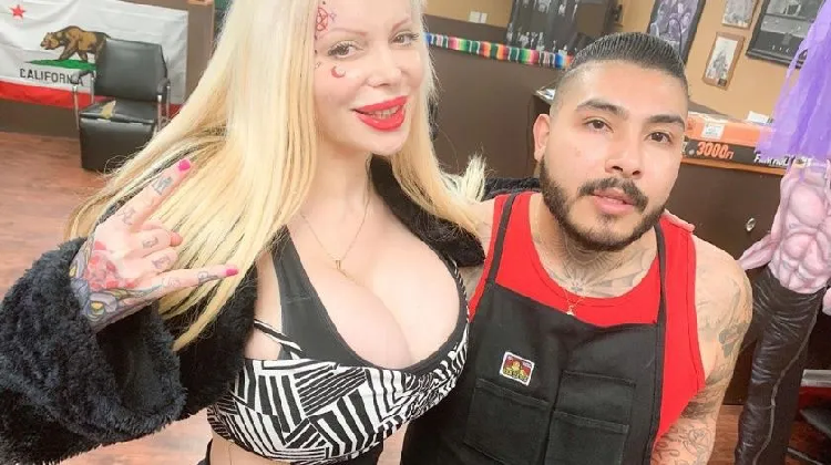 Sabrina Sabrok se hace tatuajes satánicos en la cara y acepta que trabajó para el narco