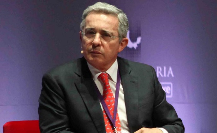 Uribe, primer presidente en la historia de Colombia en ser arrestado
