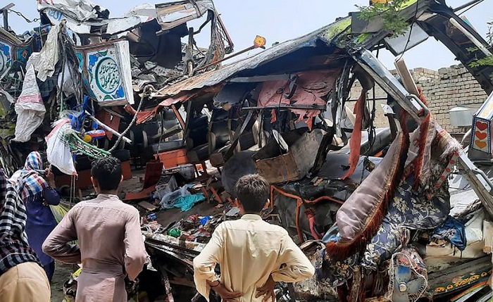 ¡Tragedia! 33 muertos y 40 heridos en un accidente de autobús en Pakistán