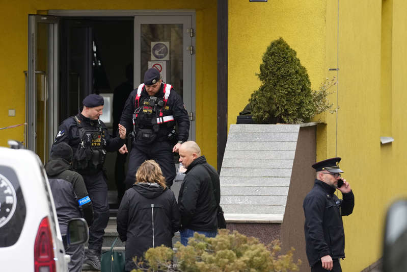 Estudiante mata horriblemente a maestro en escuela checa