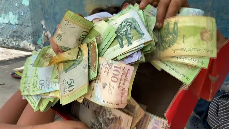 Niños juegan con fajos de billetes sin valor en Venezuela por "hiperinflación2