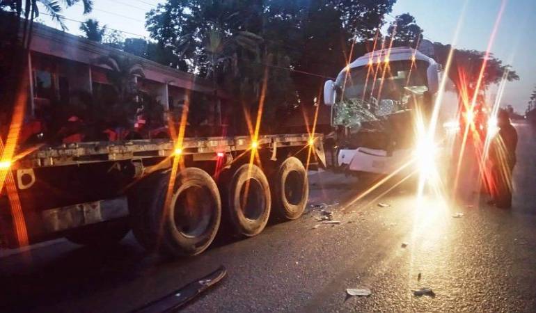 Mérida: Trailero grave, estaba debajo de su vehículo y un autobús lo chocó