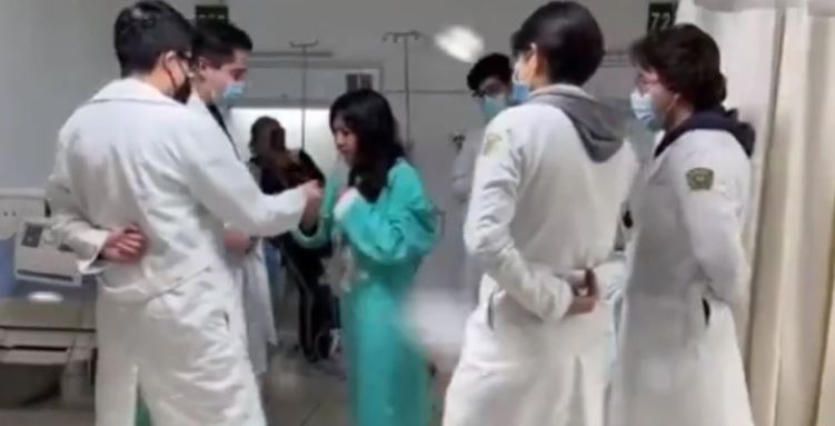 (Vídeo) Médicos del IMSS bailan el vals para paciente que cumplió 15 años