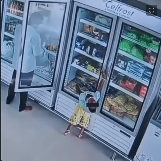 Niña de 4 años muere electrocutada al tocar el refrigerador de una tienda