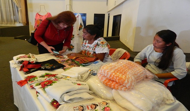 Realizan con éxito el bazar navideño de las Damas Voluntarias de Mérida