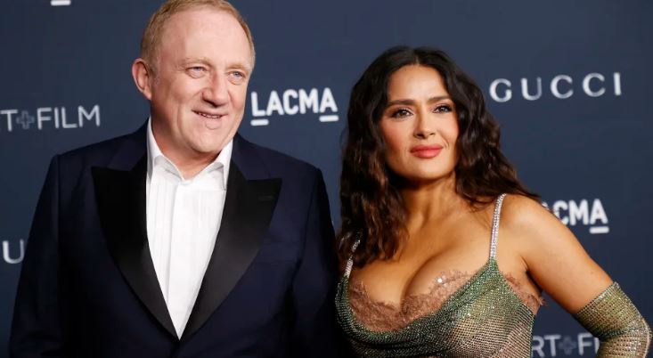 Preguntan a Salma Hayek  qué dijo su esposo del traje transparente que usó y así responde