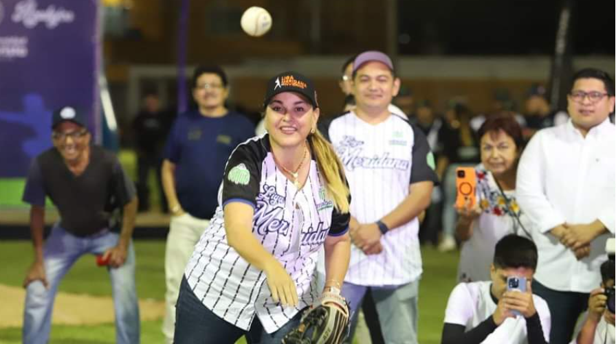 Cecilia Patrón inaugura la Liga Meridana 2024 de béisbol.