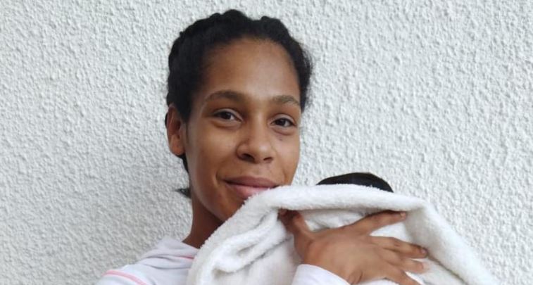 México: Venezolana que entró en labor de parto en el techo de un vagón de La Bestia