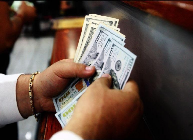 Dólar, a la venta hasta en 19.40 pesos en bancos capitalinos