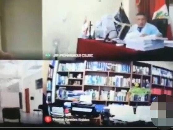 Abogado tiene intimidad con una clienta durante una videoconferencia