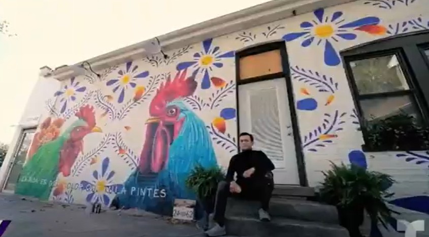 Artista mexicano sorprende al pintar mural gigante con pinceles diminutos