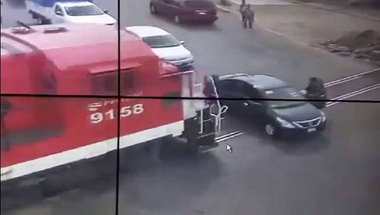 [Vídeo] Tren embiste a coche en Chalco