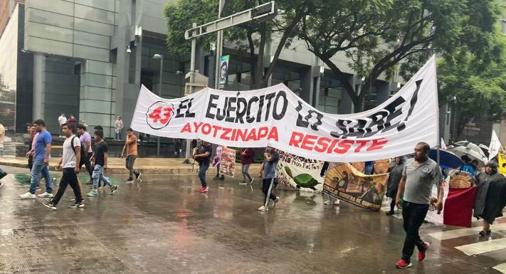 Ayotzinapa: Con dichos de AMLO como pruebas, 14 militares fueron detenidos