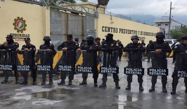 Riña entre reos y custodios en penal de Topo Chico deja 30 heridos
