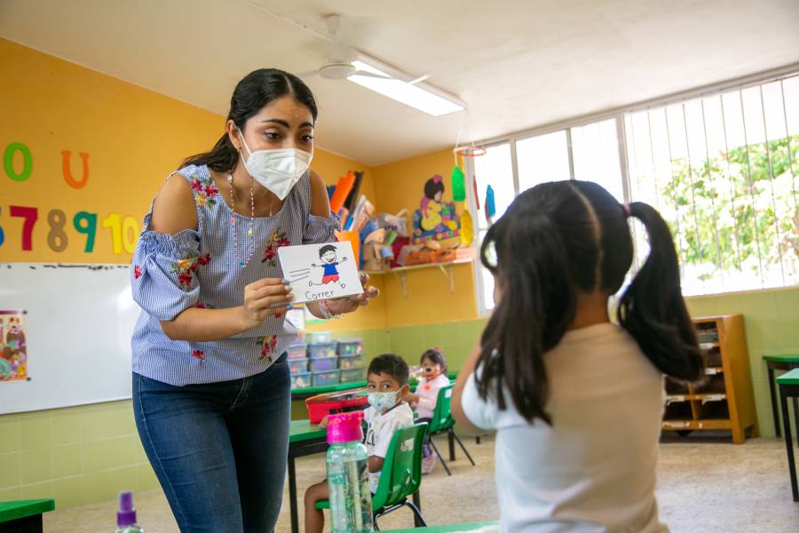 Se registra más de 50% del personal de educación para recibir la vacuna Moderna