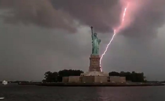 (VIDEO) Momento en que un rayo parece impactar en la Estatua de la Libertad