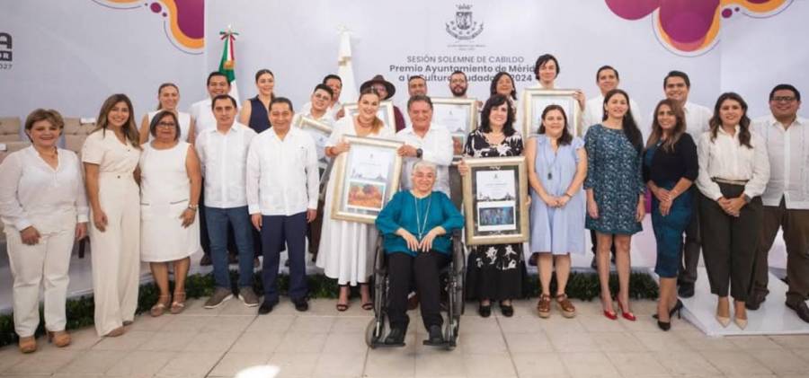 Cecilia Patrón entregó Premios Ayuntamiento de Mérida a la Cultura Ciudadana 2024