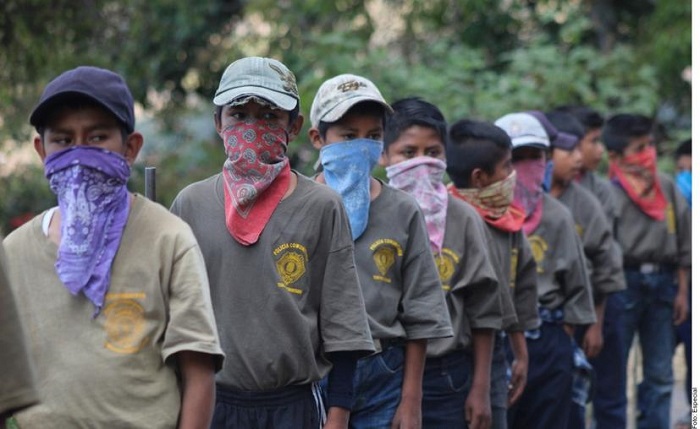 Policía comunitaria arma a menores de edad en Chilapa, Guerrero