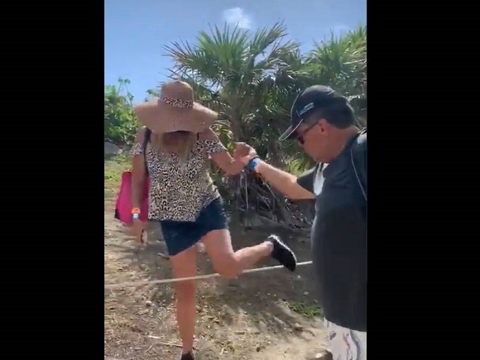 (VIDEO) Ahora turistas se suben a vestigios arqueológicos de Tulum ¿Moda?