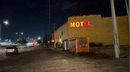 Coahuila: Descubre a su esposa con su amante saliendo de motel, los persigue y choca