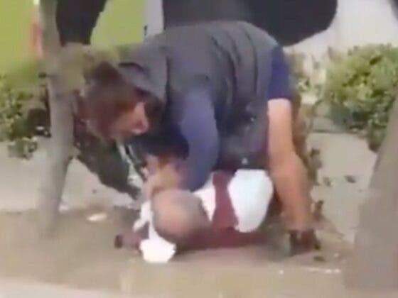 (VÍDEO) Mujer golpea brutalmente a abuelito en plena calle