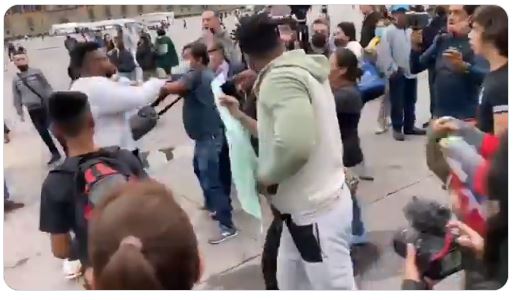 (VÍDEO) CDMX: ¡Lamentable! Cubanos y mexicanos se liaron a golpes en el zócalo