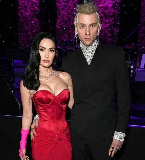 Megan Fox asiste a los Grammys con una “muñeca rota y conmoción cerebral”