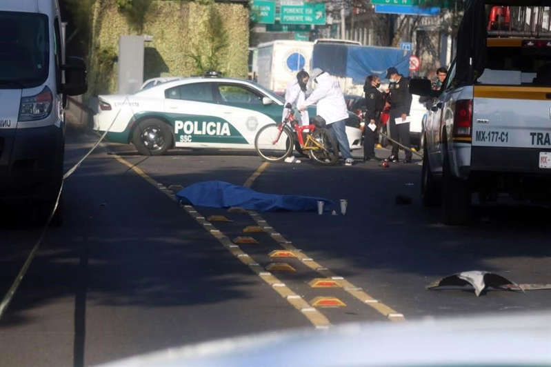 CDMX: Conductor arrolla y mata a ciclista, retira placas y huye