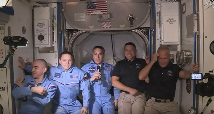 Crew Dragon llega a la Estación Espacial tras 19 horas de viaje