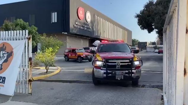 (VIDEO) Tres personas quedan enterradas vivas al colapsar un pozo en Jalisco