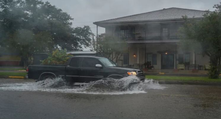 ‘Delta’, de categoría 2, toca tierra en Louisiana