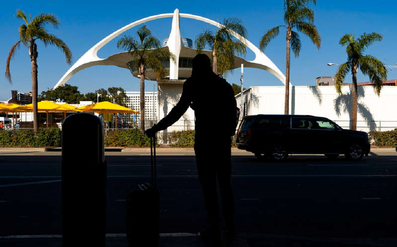 Hombre salta de un avión en la pista del aeropuerto de Los Ángeles