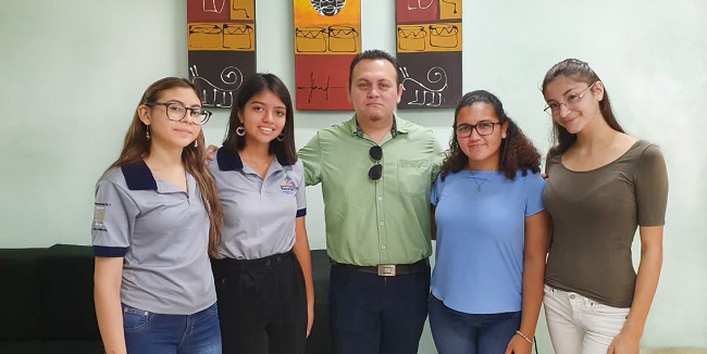 Alumnas de la Preparatoria Estatal 8 triunfa en concurso de Filosofía