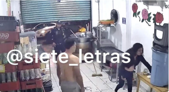 Mujer apuñala a su esposo en una taquería de CDMX