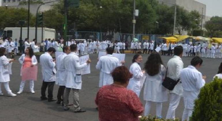 Médicos residentes de 10 hospitales de México paran labores por falta de pago