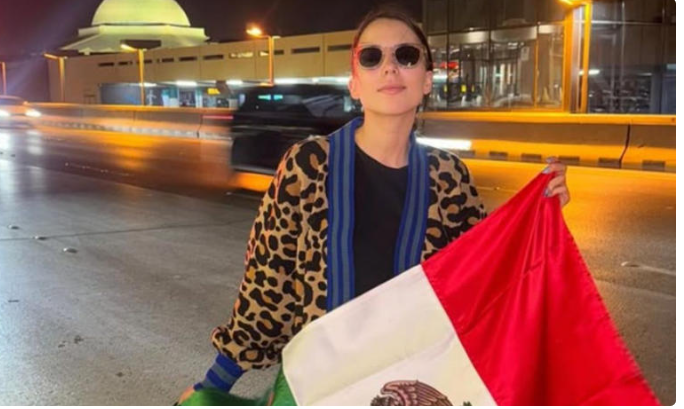 Majo Aguilar canta el Himno Nacional previo a la pelea del Canelo