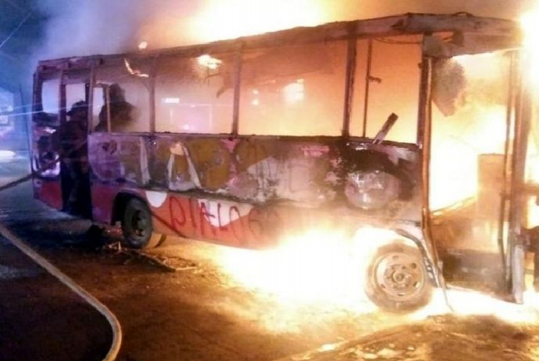 Presuntos normalistas roban y queman autobús en Chiapas