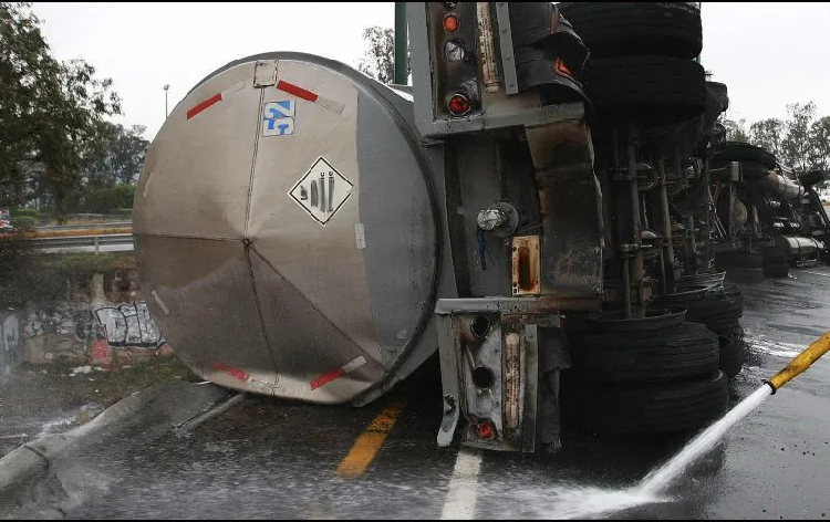 Vuelca pipa con sulfato de aluminio sobre vía de Tlalnepantla, Edomex