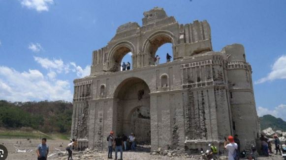 Chiapas: Calor y sequía exponen iglesia sumergida 60 años en el río Grijalva