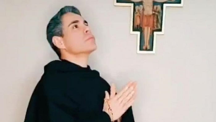 (VIDEO) Fraile baila Reguetón para evangelizar en TikTok