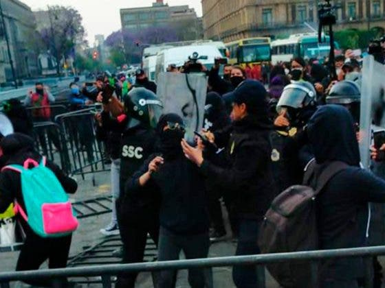 Feministas se enfrentan con policías en el Palacio Nacional