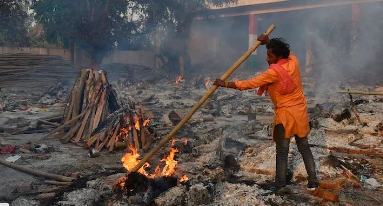 India: La gente pide árboles de parques para incinerar a sus muertos
