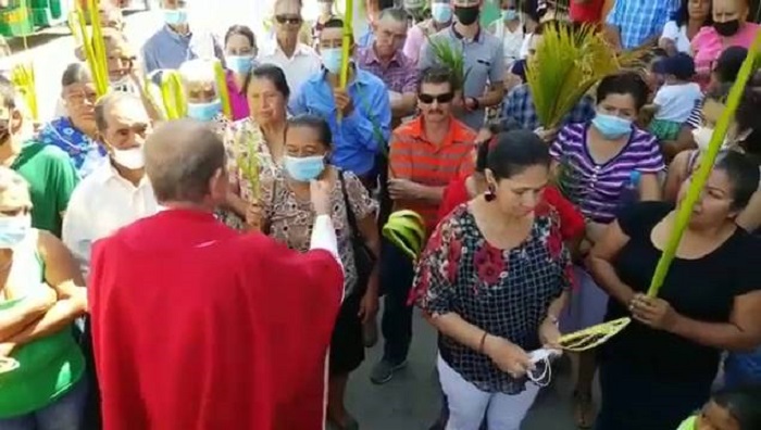 (VIDEO) Sacerdote arranca el cubrebocas a mujer; "es una babosada", le dice