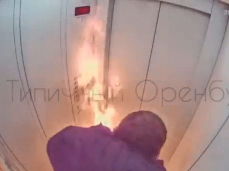 (VÍDEO) Enciende su cigarrillo dentro de un ascensor y causa un incendio